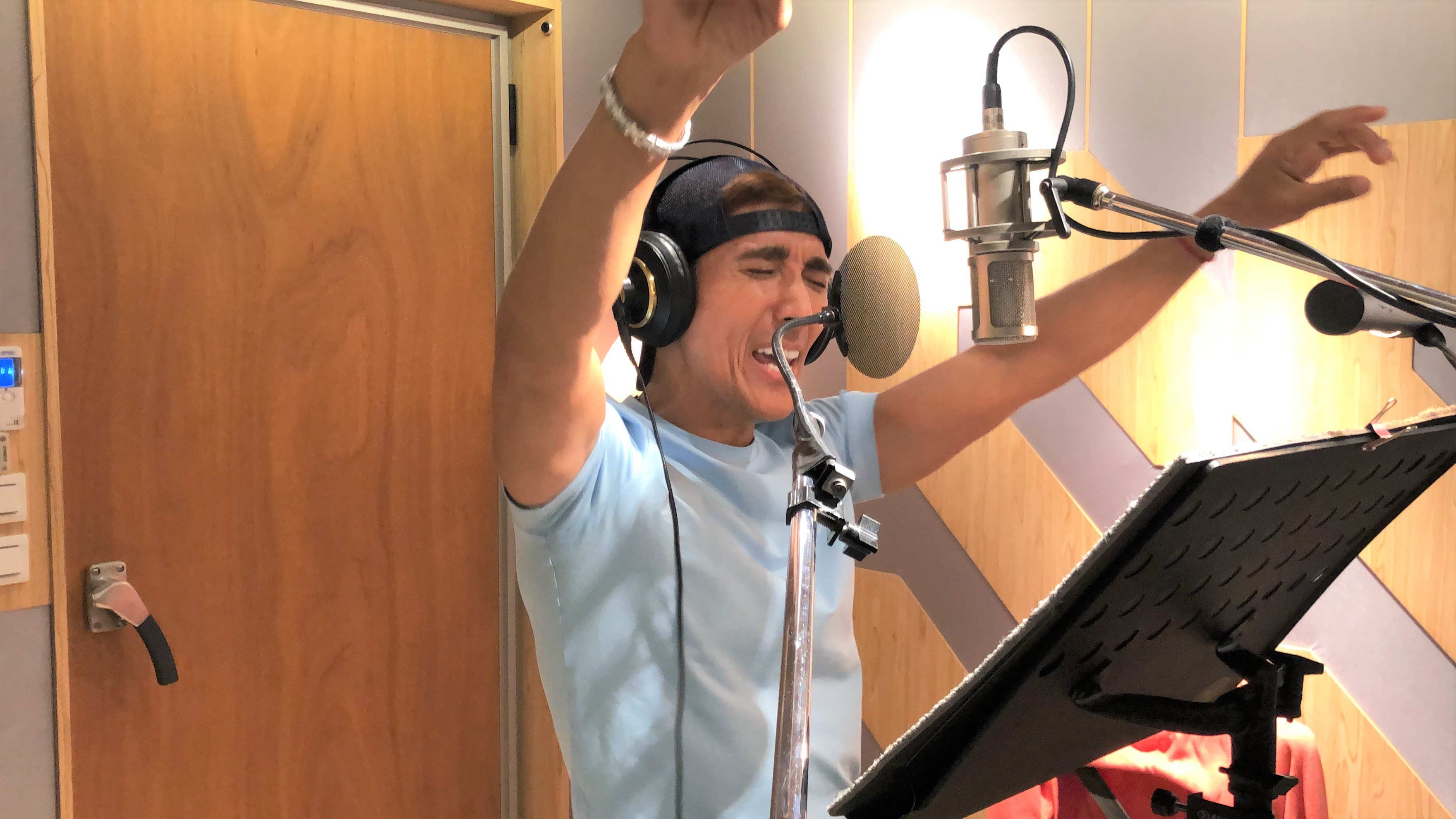 潘若迪在錄音間唱得不亦樂乎。（艾迪昇傳播提供）