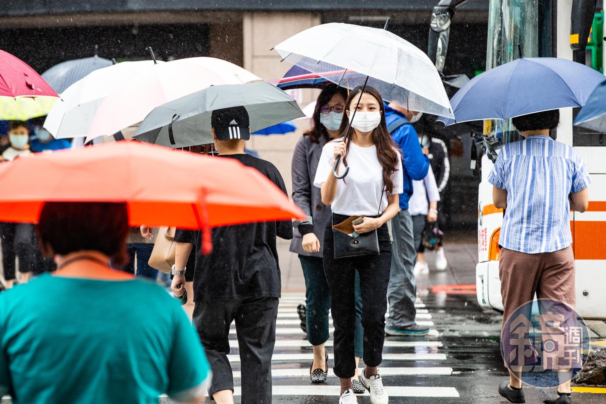 梅雨鋒面開炸中南部,氣象局今清晨針對7縣市發布大雨特報。