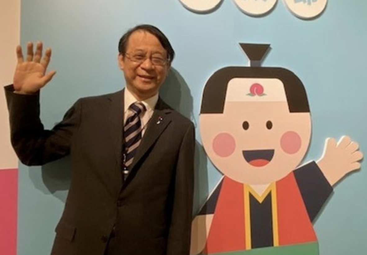 日本提供的124萬劑AZ疫苗將於今(4)日抵台,日台交流協會則在臉書為兩國打氣,圖為日本台灣交流協會台北事務所代表泉裕泰。(翻攝日台交流協會臉書)