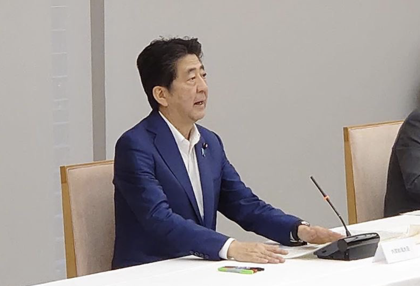 日本前首相安倍晉三在演講中表示，俄羅斯重兵部署烏克蘭邊界可作為台灣的借鏡。（翻攝安倍晉三推特）