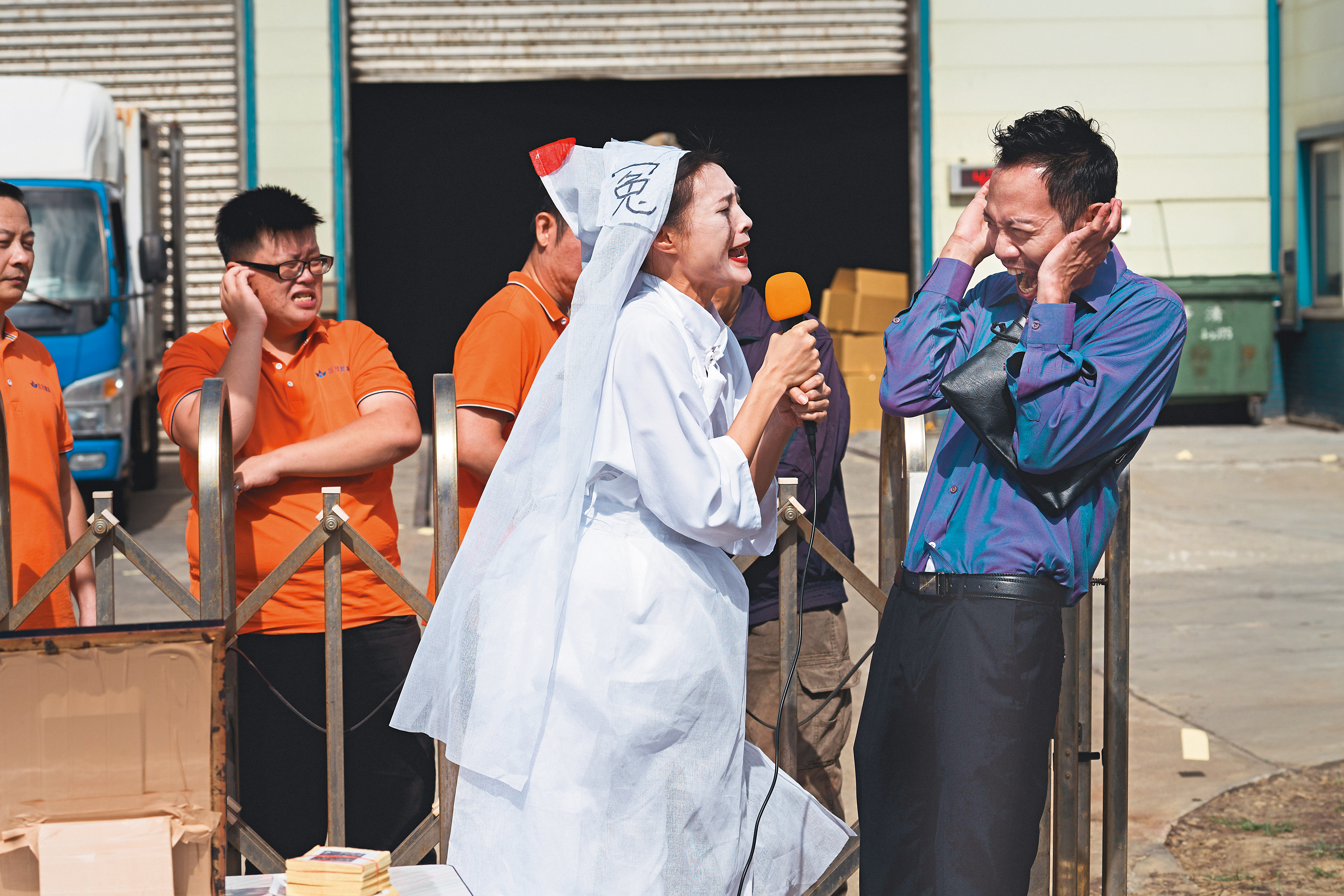曾珮瑜（前排左）在《討債女王》演出孝女白琴，以輕鬆喜感的演技突顯小人物的直率。（公視台語台提供）