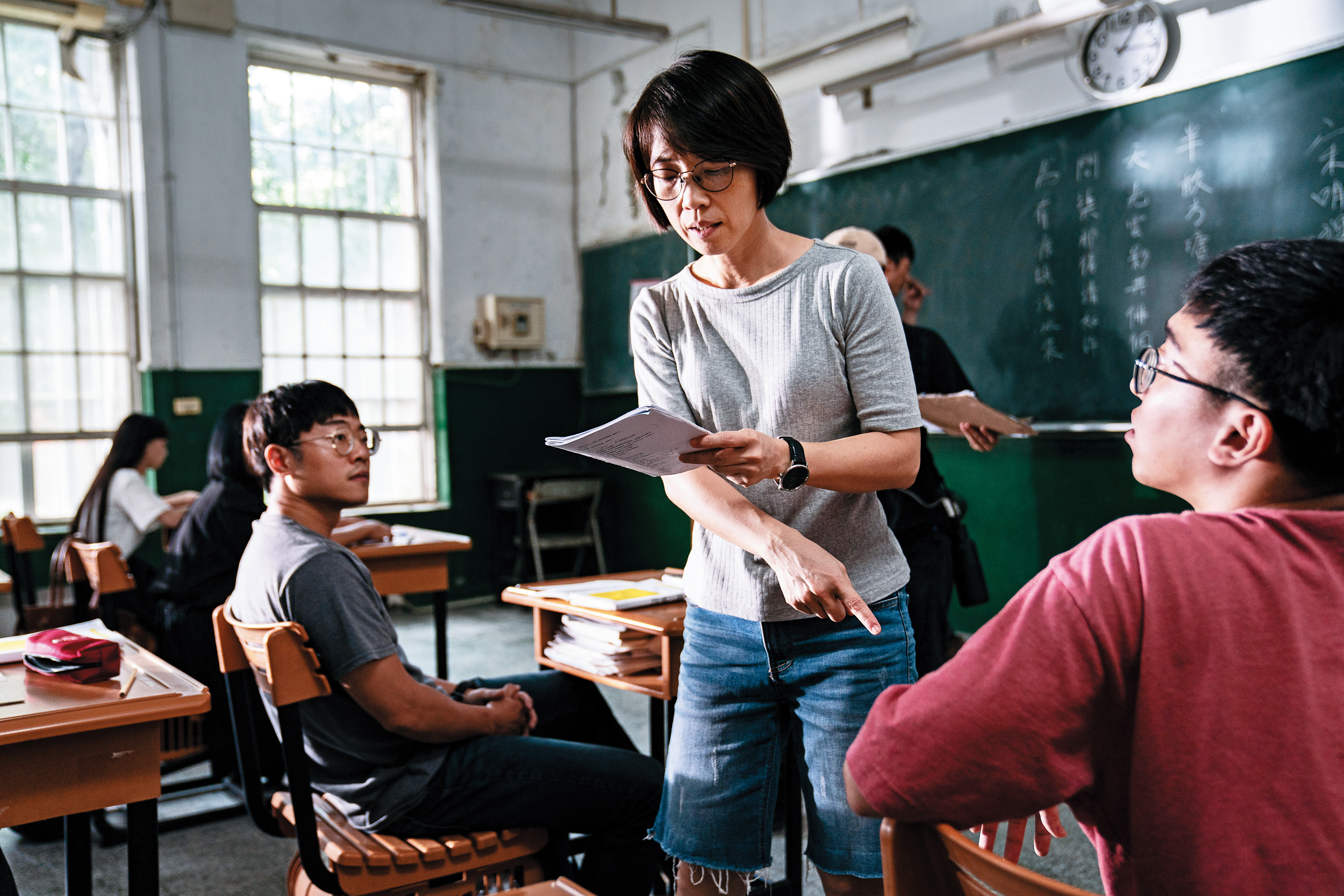 周美玲（中）除了執導演員表演，此次也特別注意演員台語發音是否正確。（公視台語台提供）