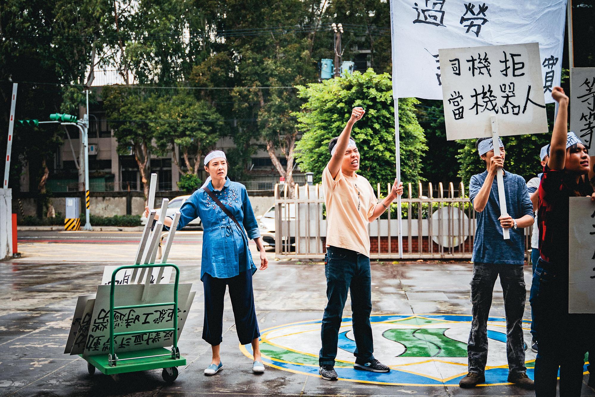 曾珮瑜（左）在戲劇《做工的人》說得一口流利的台語，這次接演台語劇《討債女王》，飾演爭取勞工權益的堅強孕婦，成為此劇的台語擔當。（公視台語台提供）