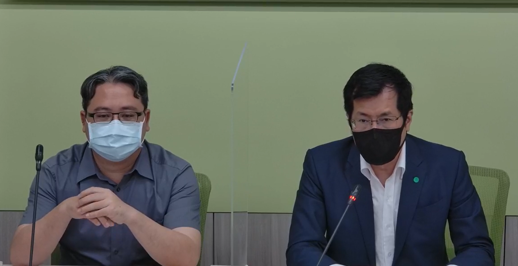 民進黨團書記長羅致政(右)與副幹事長黃世杰(左)今早開記者會。(翻攝自民進黨立院黨團臉書)