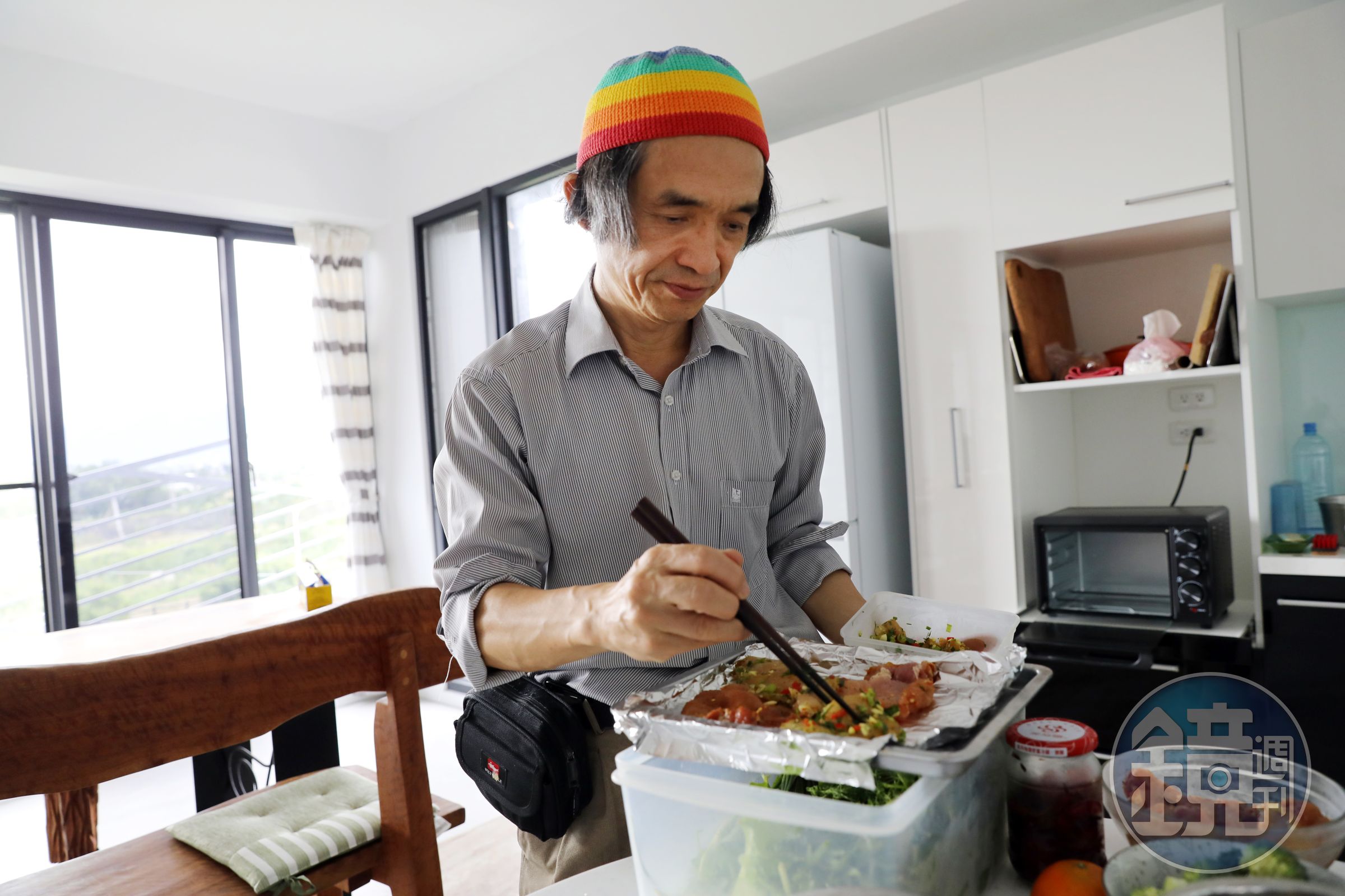 送走父母後，婦產科醫師江盛決定離開大醫院的工作，移民台東生活。人生下半場，他想找尋志同道合的人做點事。