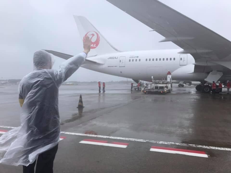 駐日代表謝長廷於臉書po出疫苗裝貨照片，並強調飛機已經「起飛了！」（翻攝自謝長廷臉書）