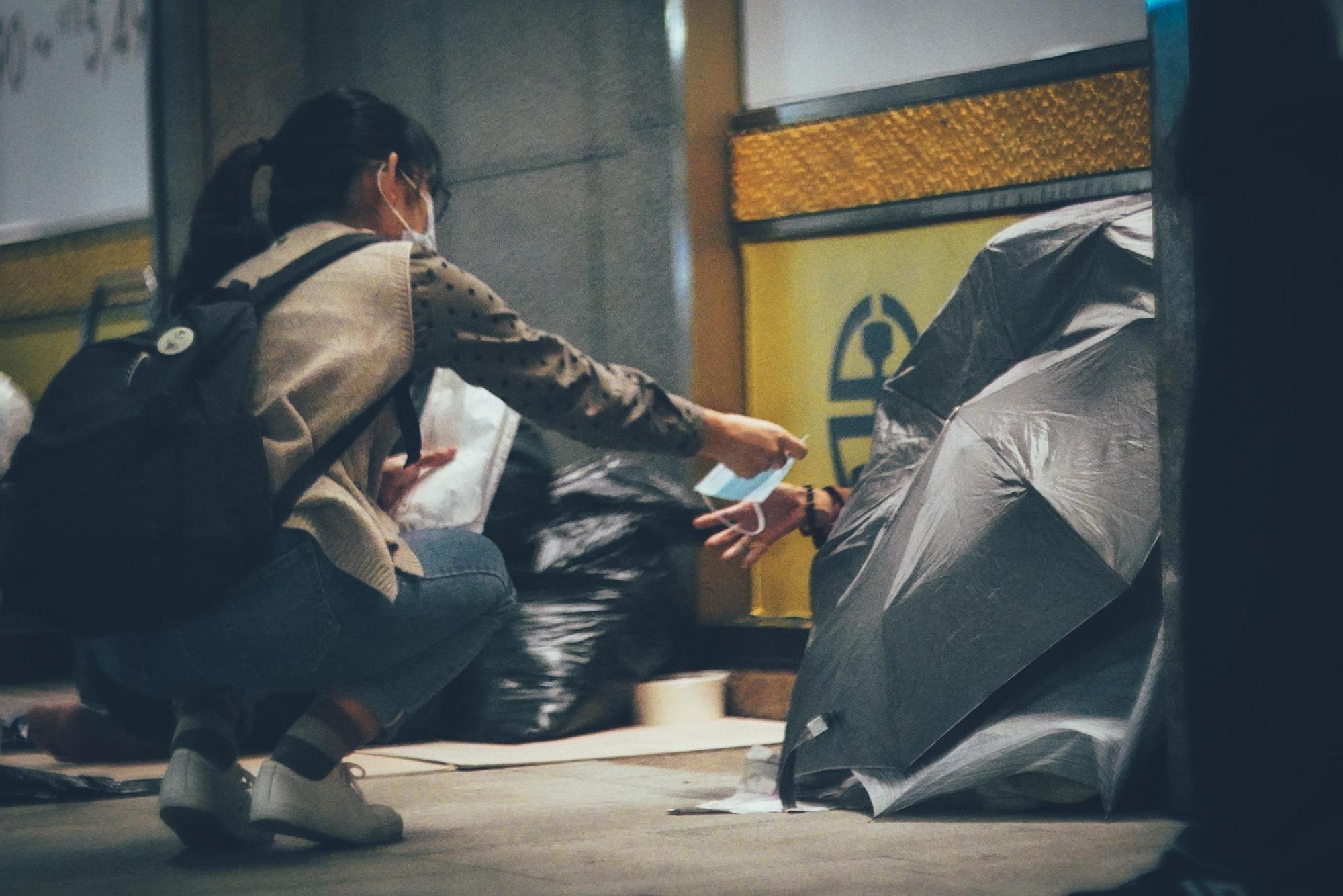 無家者的街頭狀況。此照片為2021年尾牙時拍攝目前夥伴發放物資時皆有消毒，佩戴手套、護目鏡等防護措施，並最大程度保持社交距離。（拍攝者｜小羊）