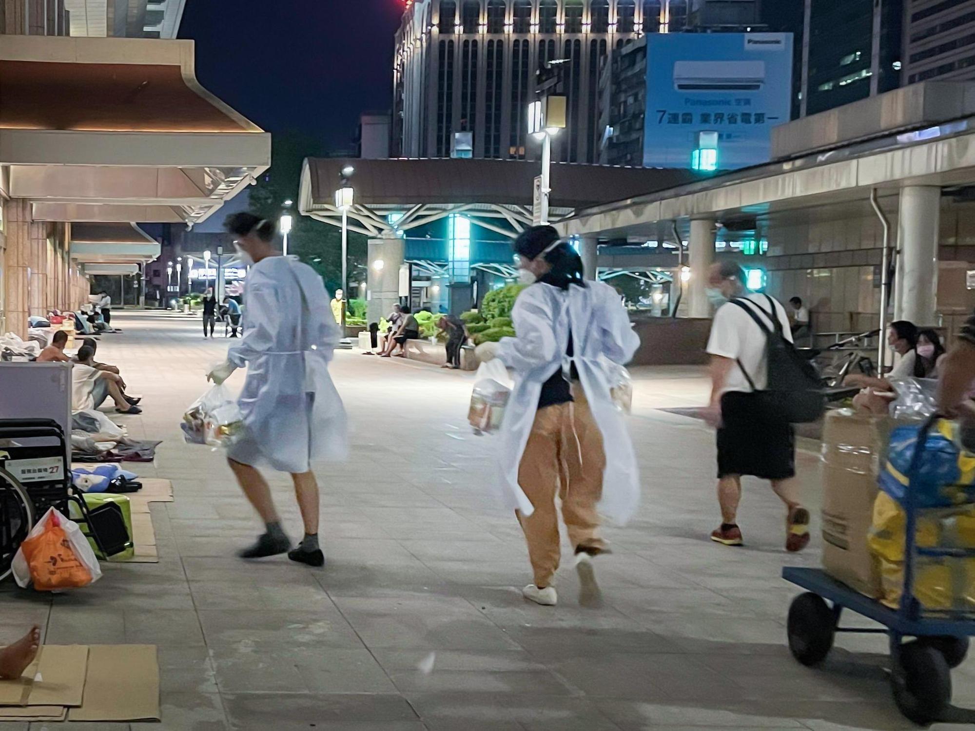 目前發送物資的狀況，組織夥伴換上全套裝備上街。我們能取得的照片非常少，因為街頭上是「沒時間拍照的」。（人生百味提供）