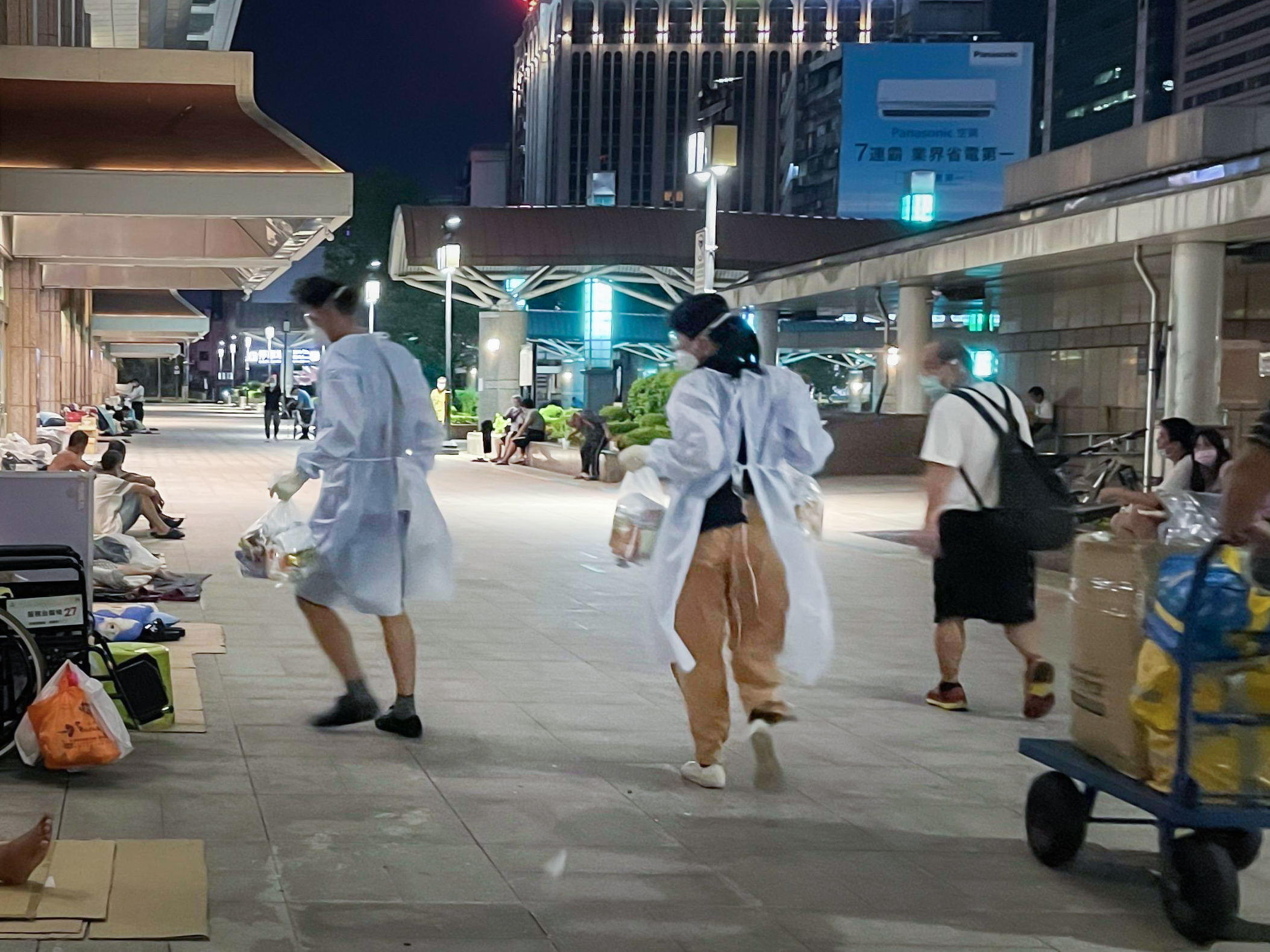 目前發送物資的狀況，組織夥伴換上全套裝備上街。我們能取得的照片非常少，因為街頭上是「沒時間拍照的」。（人生百味提供）