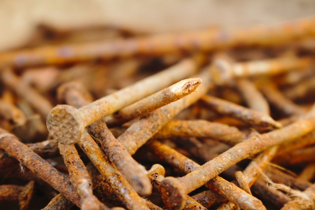 泰國男子身體突然發熱不適，隨後吐出4根帶血鐵釘。（示意圖，photoAC）