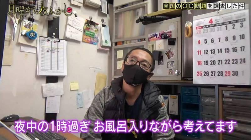 風靡「少女親筆情信」扭蛋信文案發想者,實為一名戴眼鏡男子。(月曜から夜ふかし)