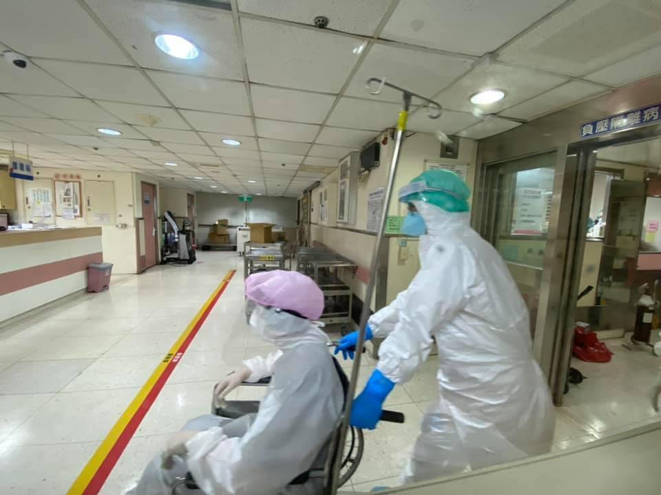 有醫護人員與救護車司機在轉送完病患後,疑似因脫水跟熱衰竭當場送急診。(翻攝自黃俊德臉書)