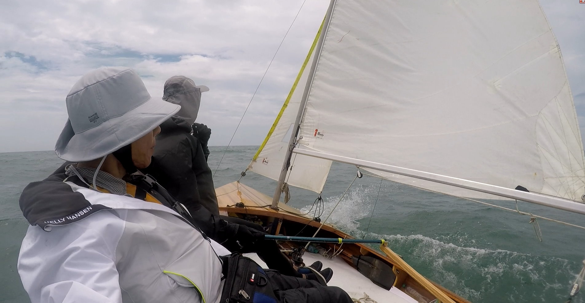 2018年，已過耳順之年的陳明忠與張宗輝駕著自製的無動力帆船搏浪環島，完成拓荒繞島創舉。（陳明忠提供）