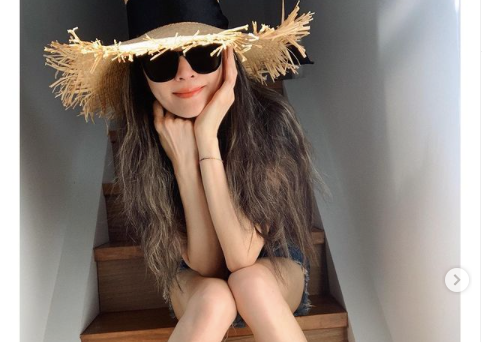 謝金燕秀出招牌美腿。（翻攝自謝金燕IG）