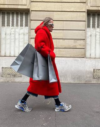 BALENCIAGA推出新款X-Pander運動鞋，鞋跟安裝在外露的彈性結構上，隨著每一步而延展或收縮，視覺效果強烈。（翻攝自BALENCIAGA IG）