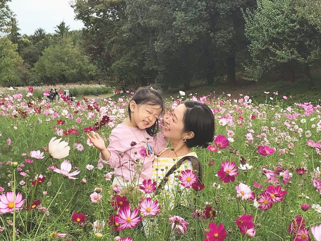 市井紗耶香（右）經常透過社群分享育兒生活，對於中小學生團體接種消息今也做出發言。（翻攝自市井紗耶香Instagram）