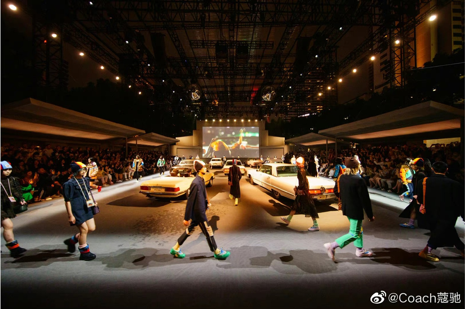 COACH昨將復古露天電影院搬上秀場，人潮聚集、高朋滿座。（翻攝COACH微博）