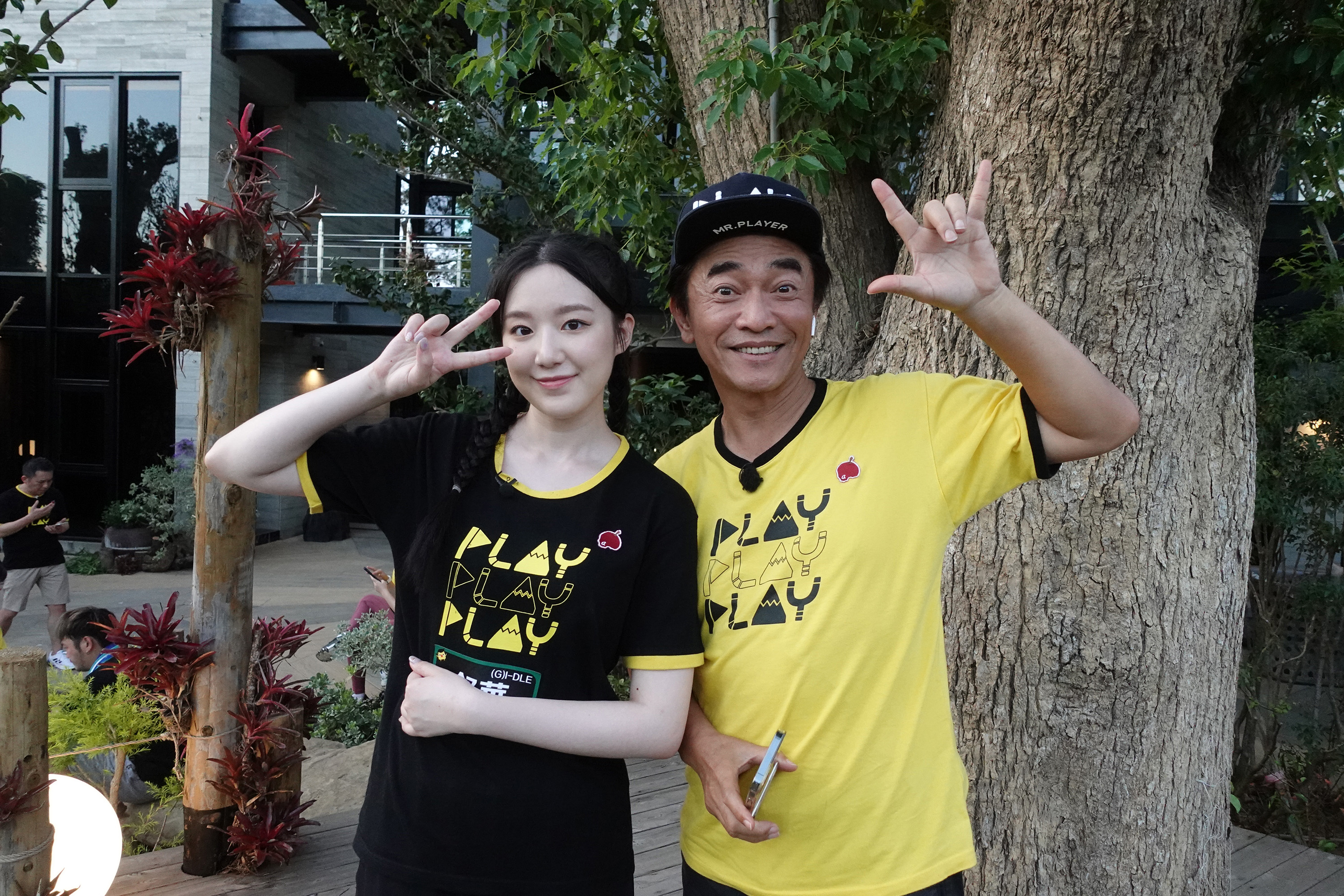 (G)I-DLE的舒華（左）參加《綜藝玩很大》，最開心是聽到主持人吳宗憲（右）的聲音，覺得很神奇。（Cube Entertainment 提供）