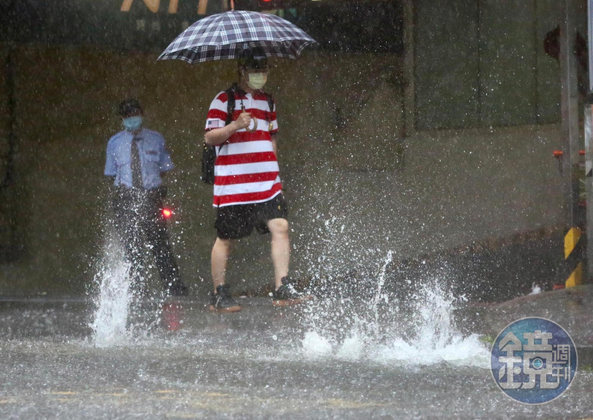 大豪雨襲台北市，信義區下水道變噴泉。