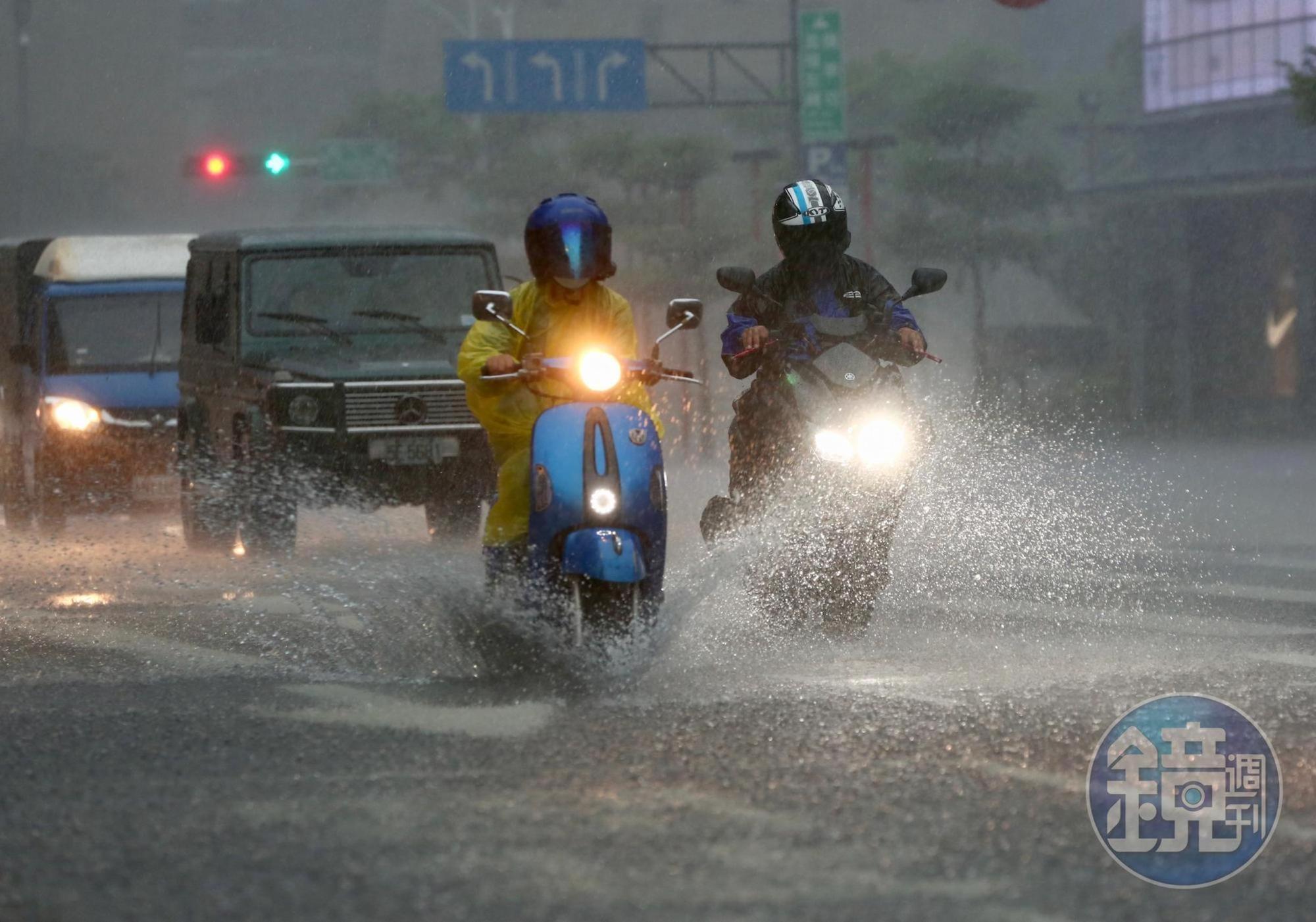 大豪雨襲台北市，信義區馬路陸續出現積水、淹水情形。