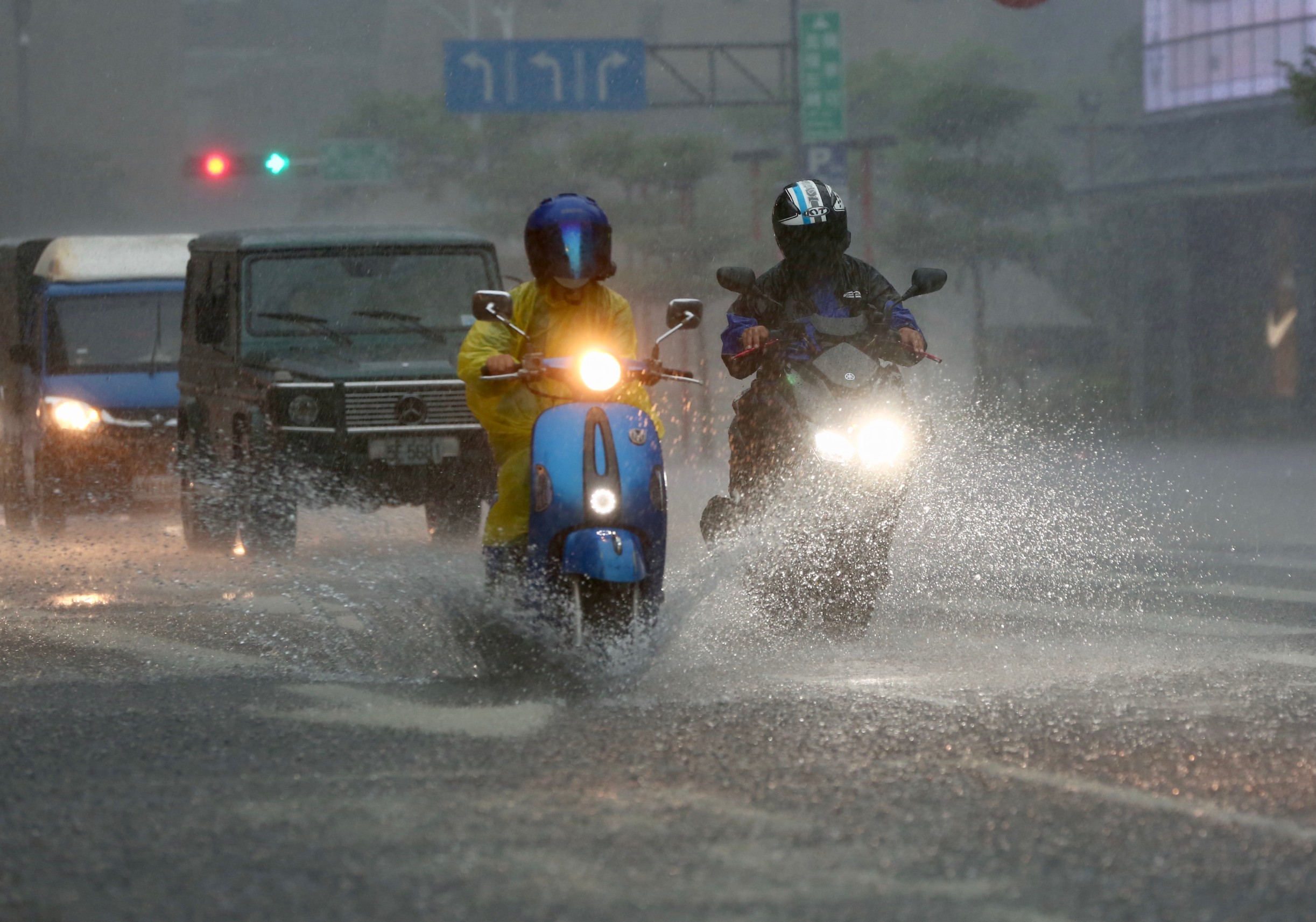 大豪雨襲台北市,信義區馬路陸續出現積水、淹水情形。
