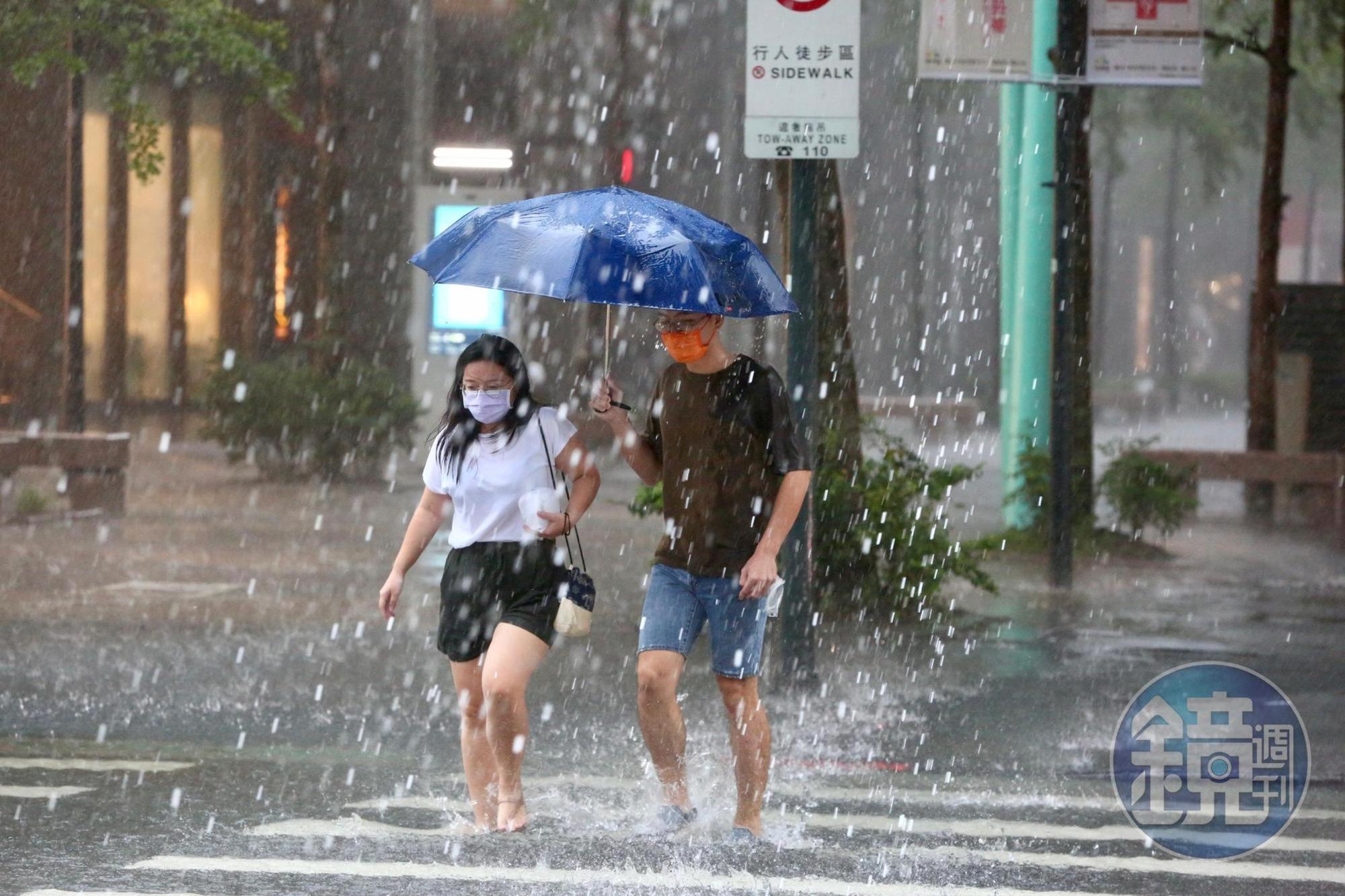 大豪雨襲台北市，信義區馬路陸續出現積水、淹水情形。