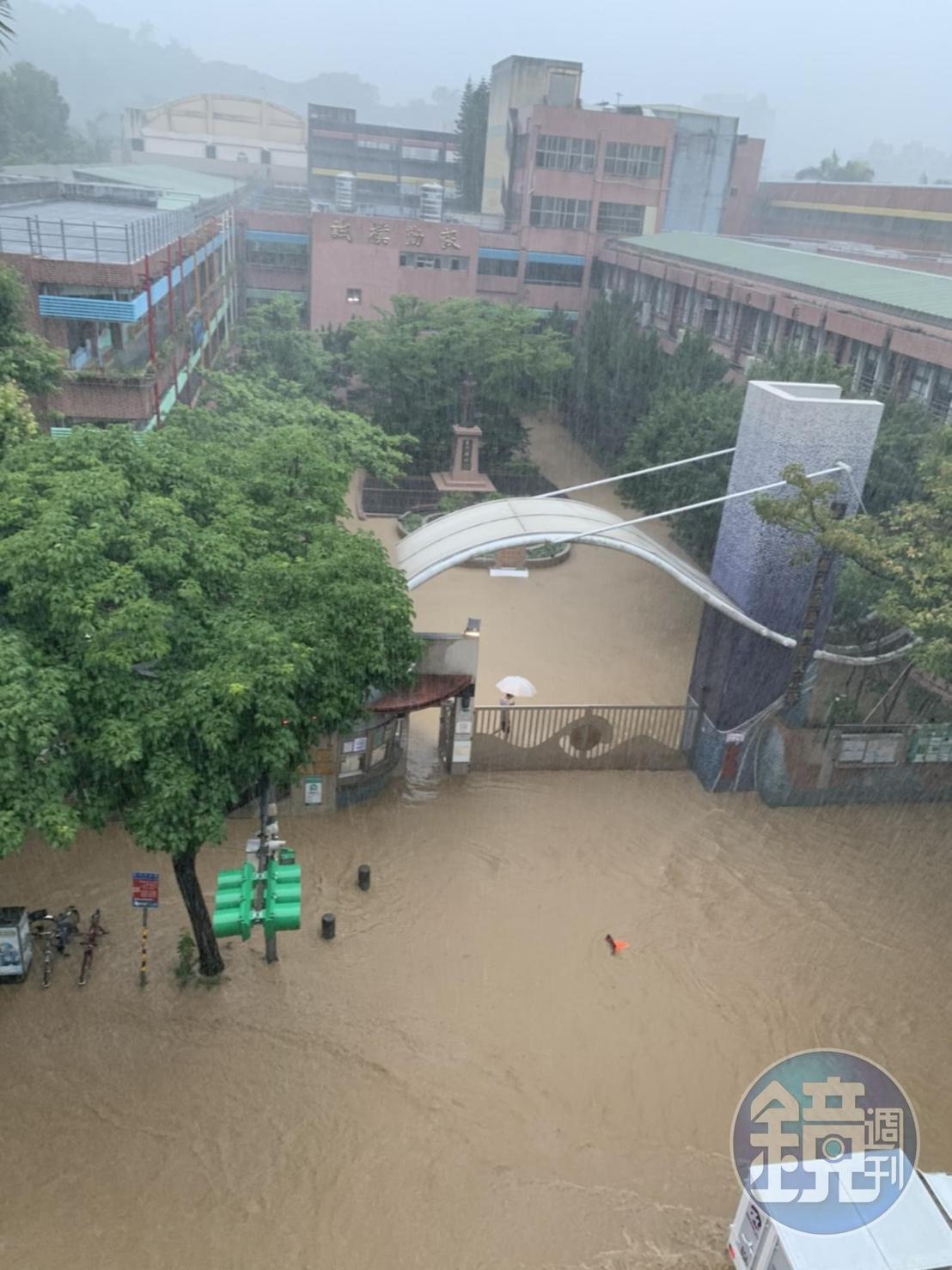 台北市吳興國小校門口淹大水。