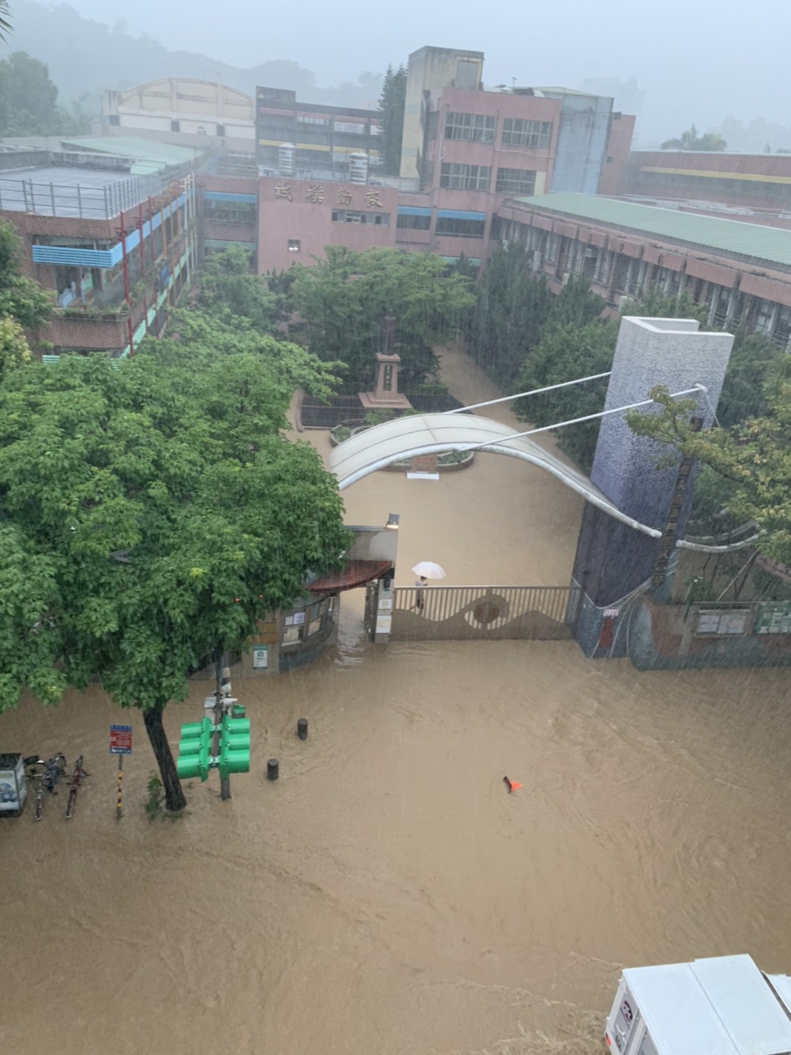台北市吳興國小校門口淹大水。