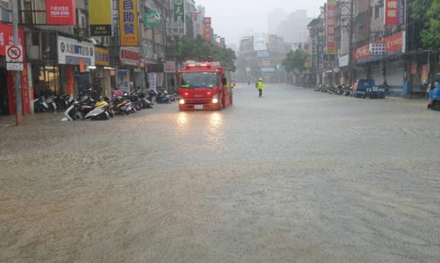台北市信義區多處淹水。（台北市府提供）