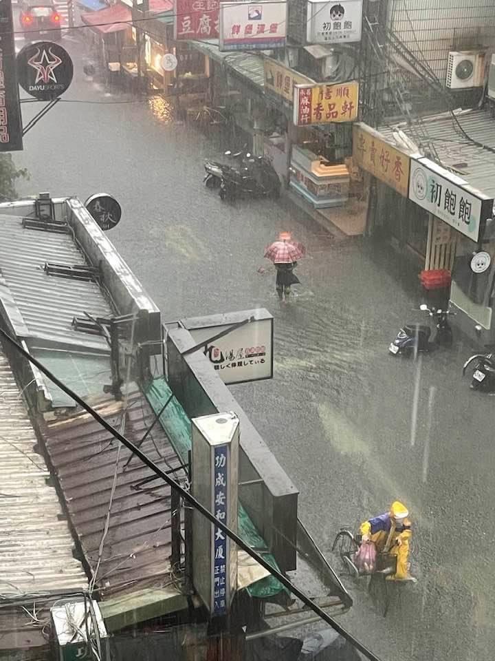 台北市通化街淹水情形。(網友提供)