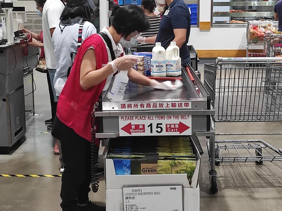 好市多結帳後輸送台立刻有人員消毒。(翻攝自「Costco好市多 商品經驗老實說)