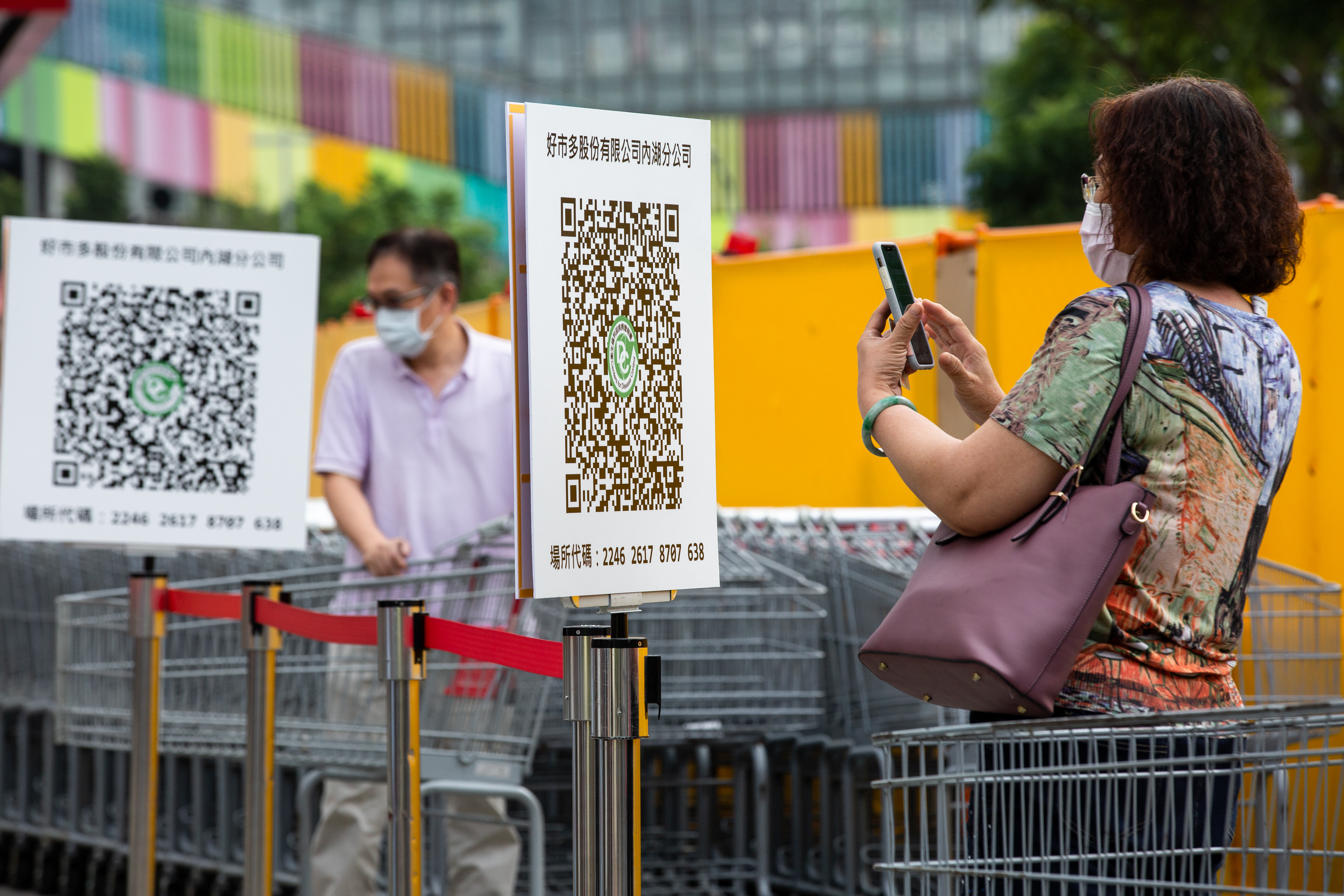 政院推出簡訊實聯制供民眾免費使用，立委賴士葆質疑NCC編列相關預算是趁火打劫。