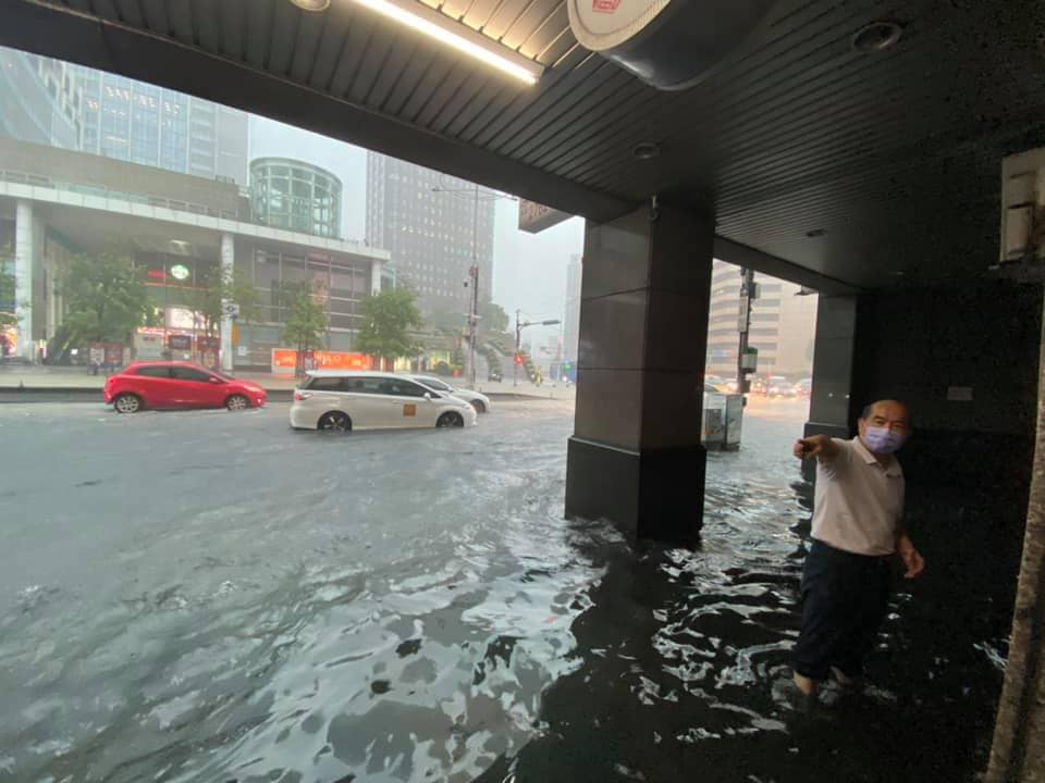 台北市府轉運站淹水。(翻攝自爆料公社臉書)