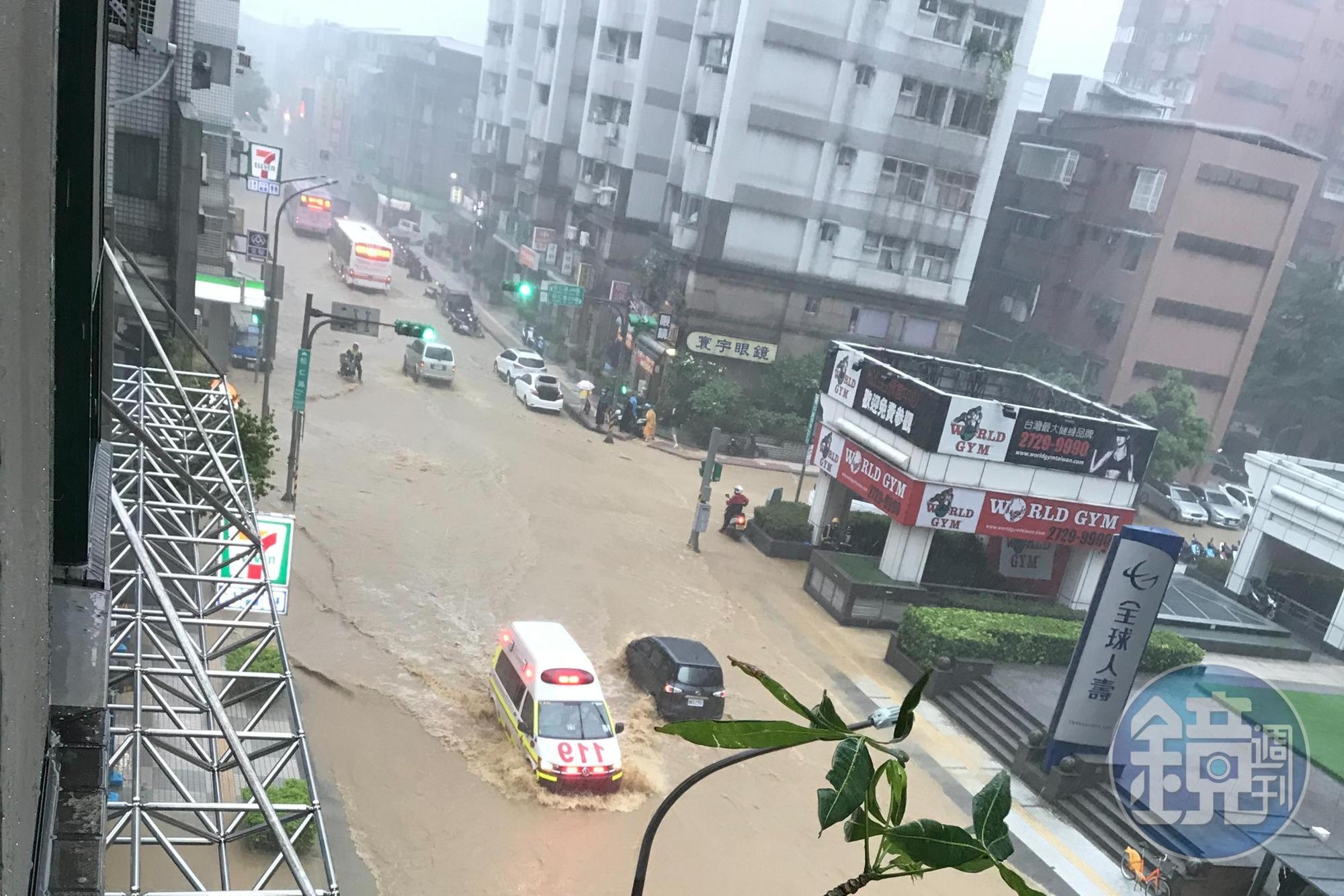 今(4日)北北基地區下起午後大雷雨。