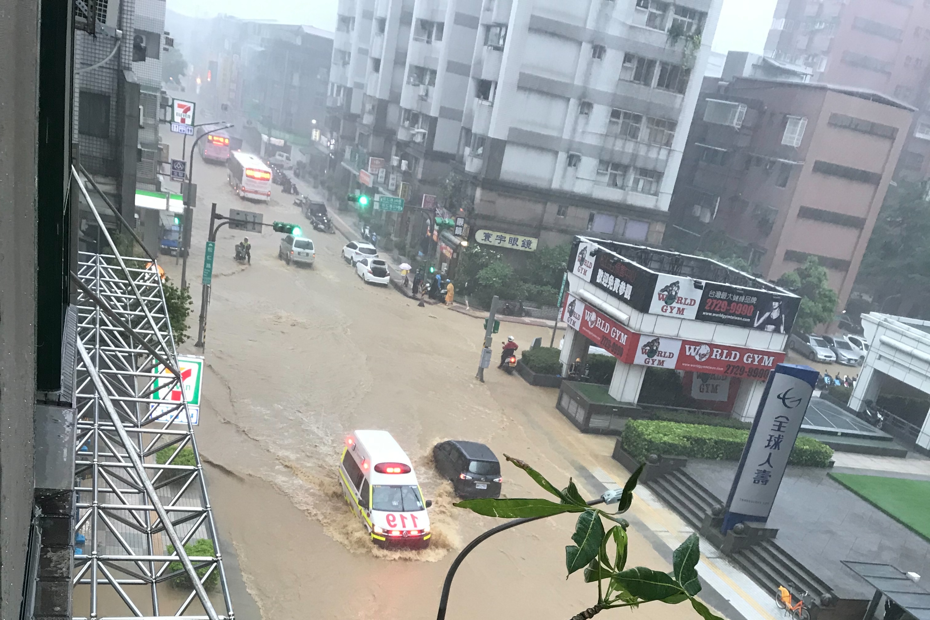 今（4日）北北基地區下起午後大雷雨。