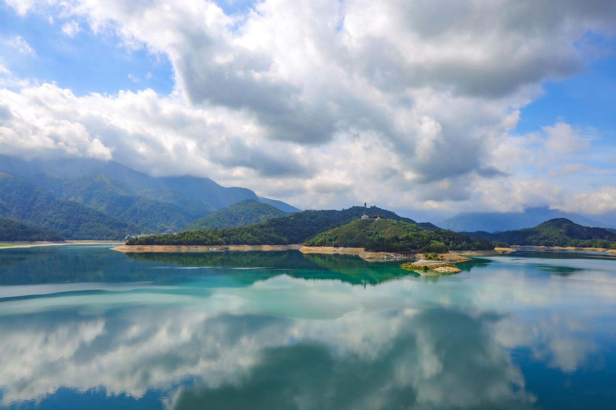缺水時，日月潭水位低至可見拉魯島邊坡。（涵碧樓提供）