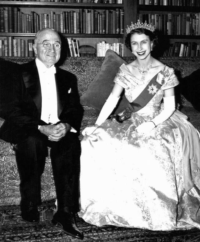 伊莉莎白二世1951年以公主身份首次見到時任美國總統杜魯門。(翻攝推特)
