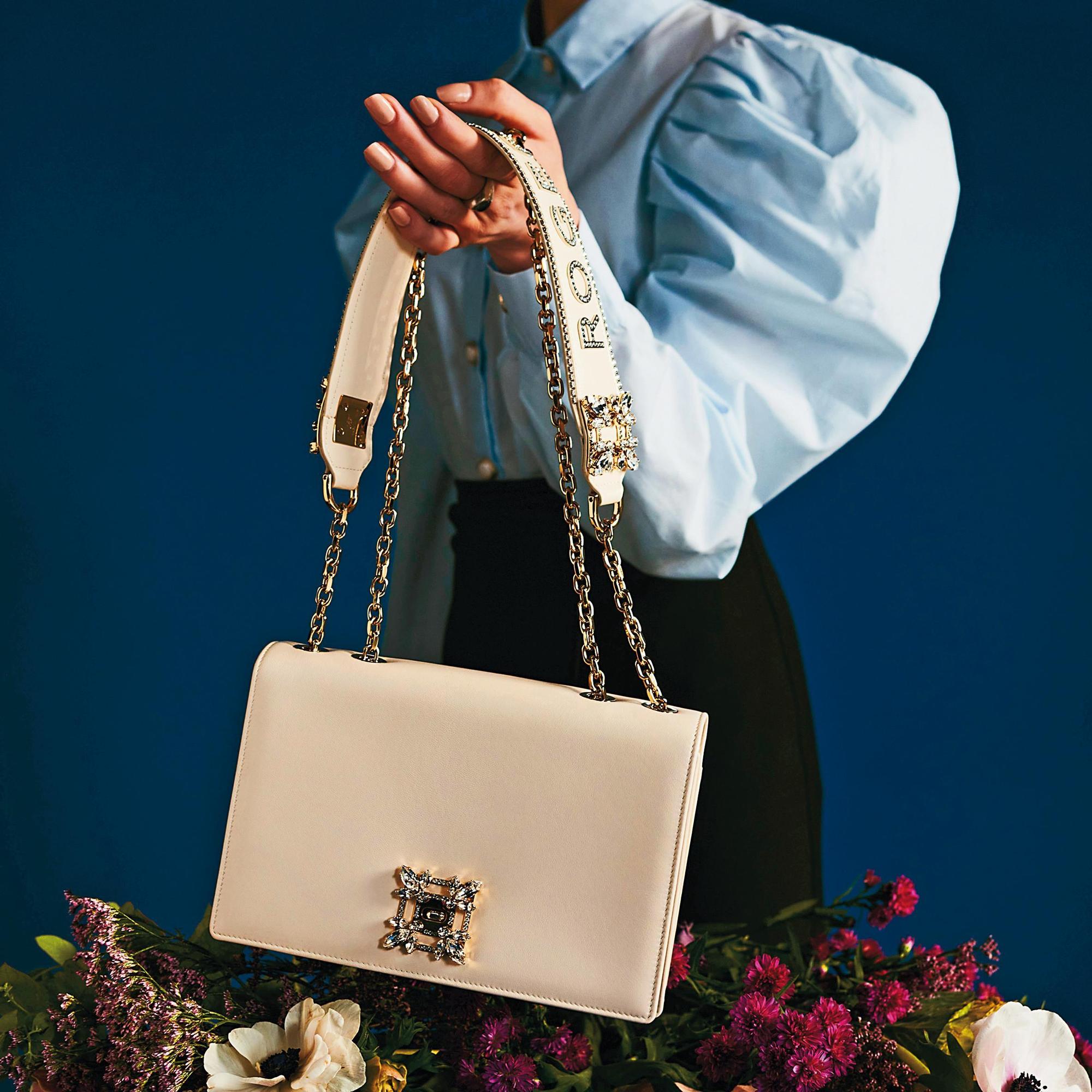 Roger Vivier Miss Vivier鑽扣肩背包。NT$127,600（迪生提供）
