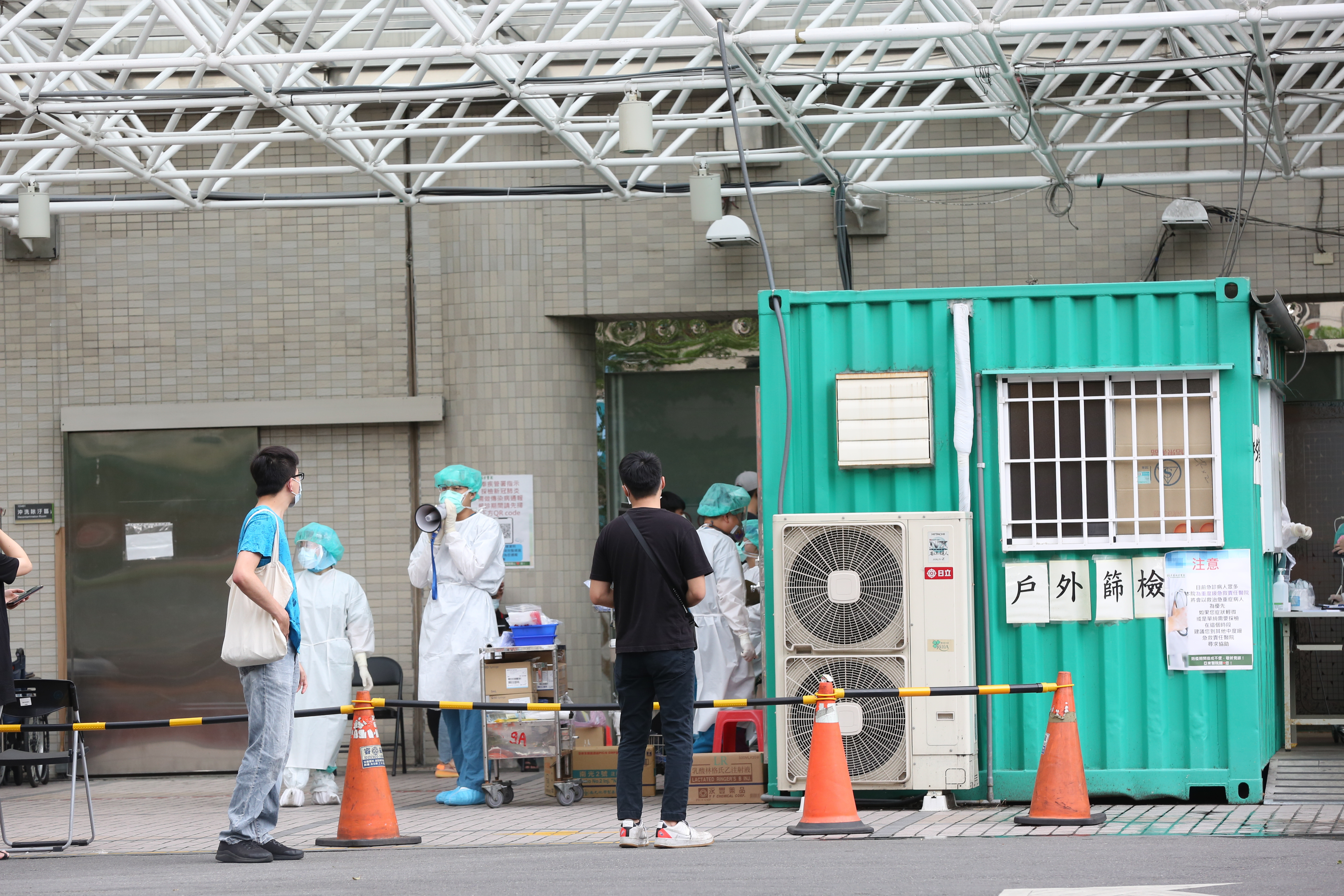 警方已在住處外與衛生局人員會合，成功逮人將他送回院區隔離。（示意圖，非當事人）