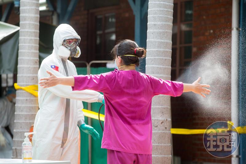 醫護人員守在第一線，工作十分辛苦。（本刊資料照）