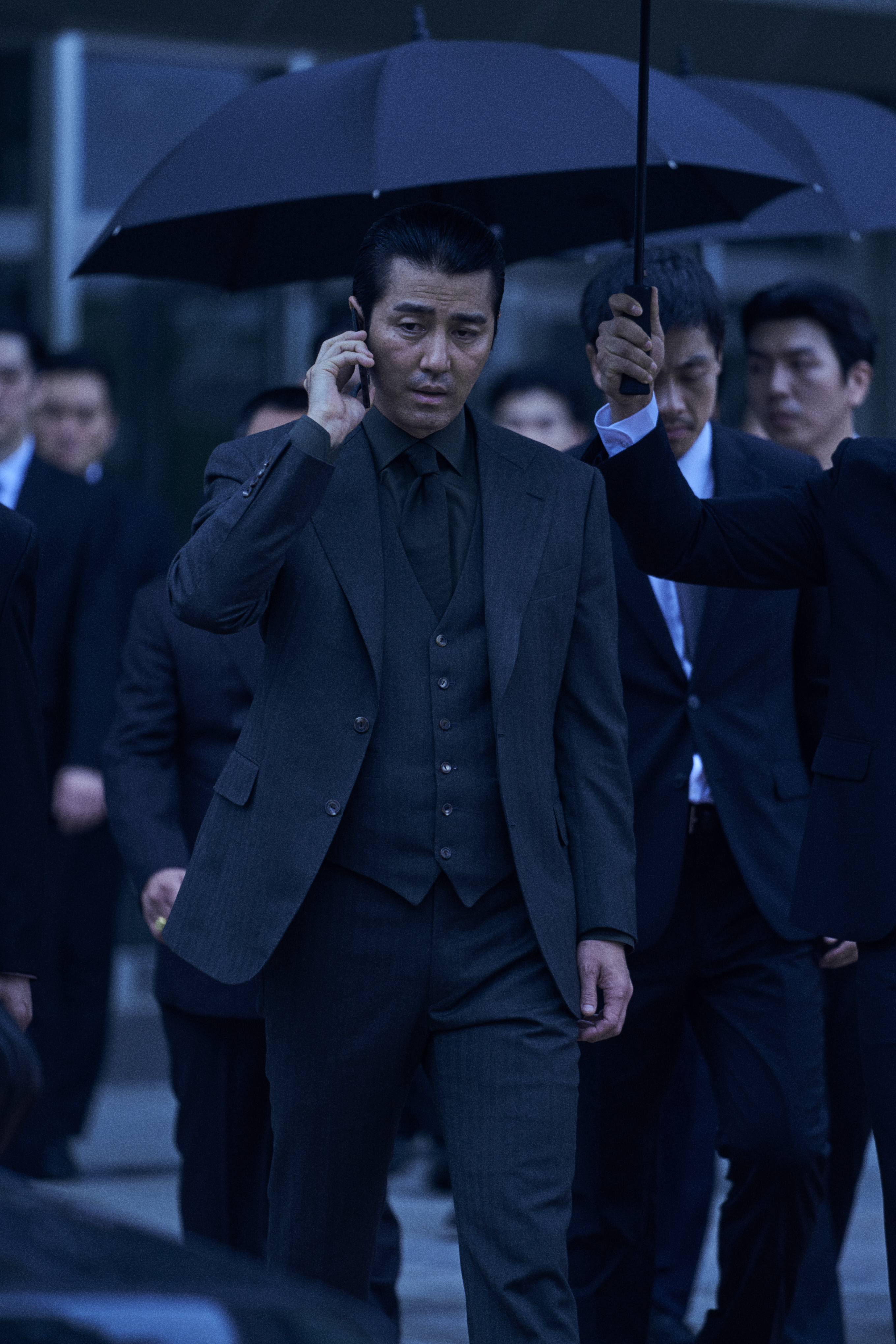 車勝元在《暗夜天堂》中飾演黑幫老大,堪稱全片最帥角色。(Netflix提供)
