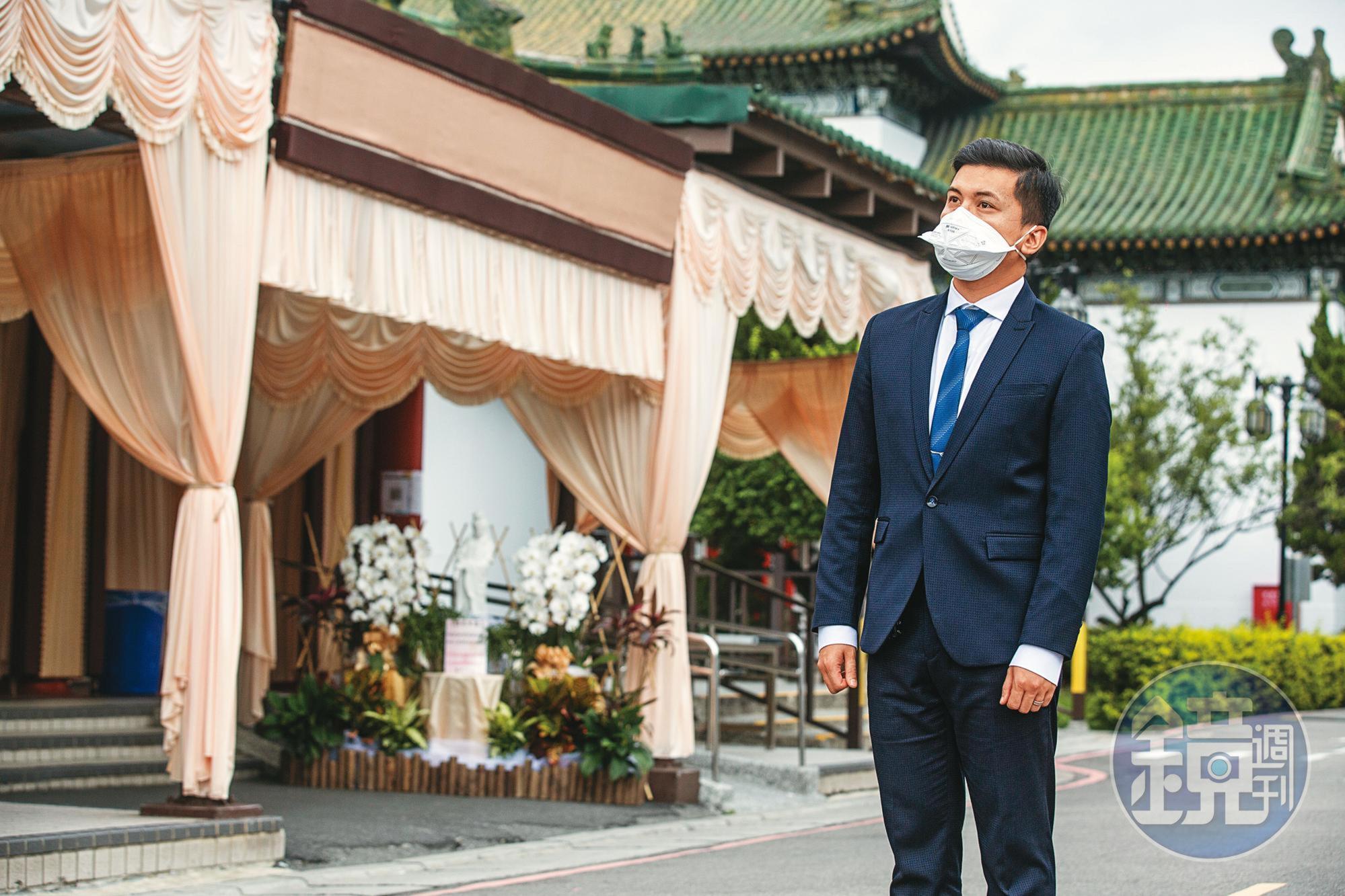 小冬瓜郭憲鴻經營的冬瓜行旅禮儀公司,近半個月已協助處理逾20件新冠肺炎確診者的身後事。