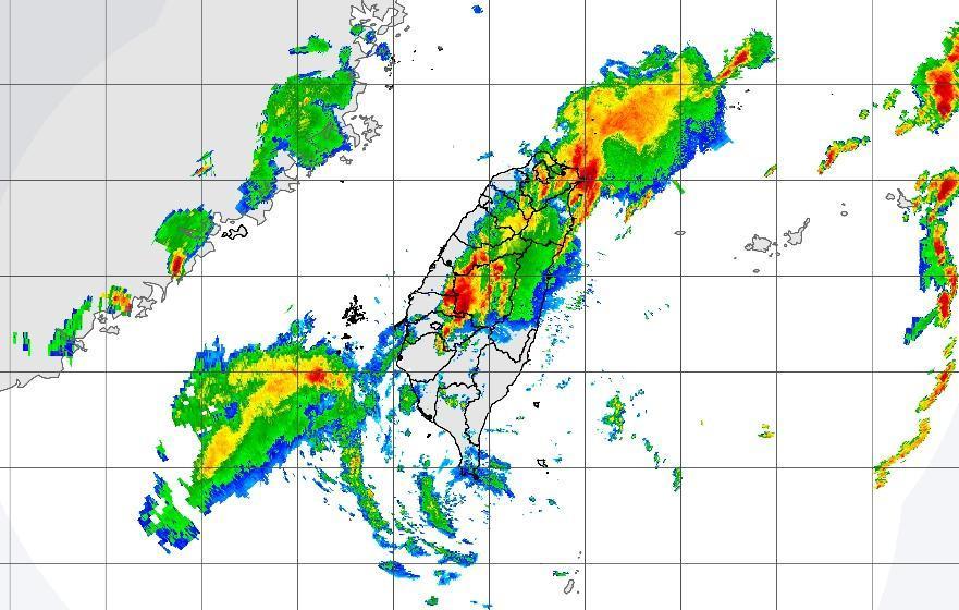 中央氣象局發布台北市、南投縣為大豪雨特報,其餘15縣市為豪、大雨特報。(翻攝自中央氣象局官網)