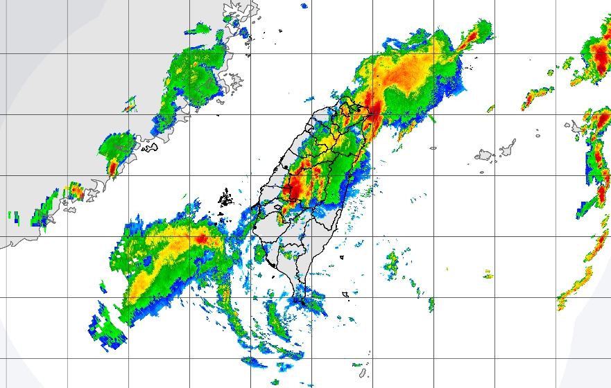 中央氣象局發布台北市、南投縣為大豪雨特報,其餘15縣市為豪、大雨特報。(翻攝自中央氣象局官網)