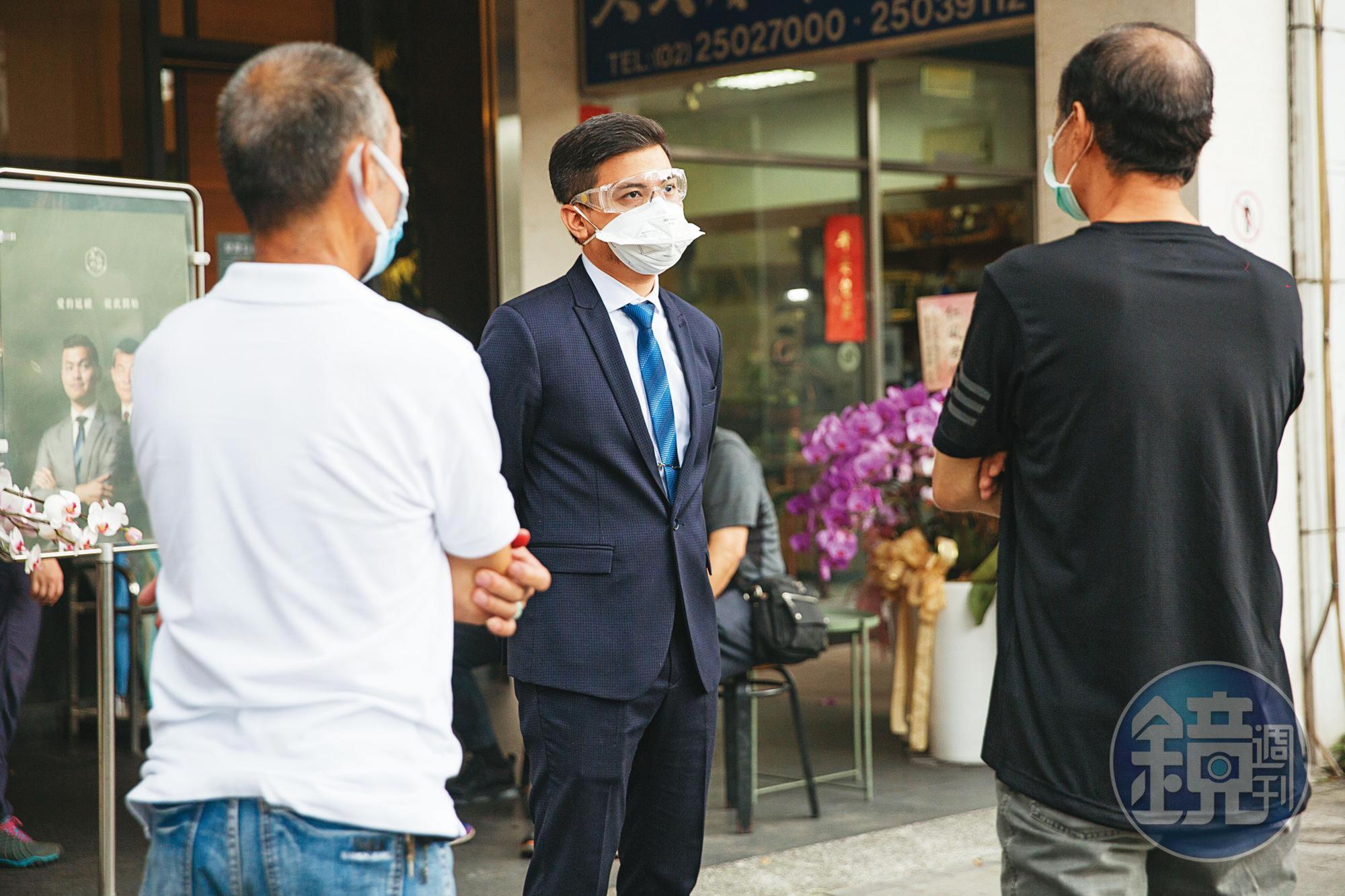 雖然沒有接觸新冠肺炎死亡患者,小冬瓜(中)還是會戴上口罩、護目鏡,與家屬保持距離,確保安全。