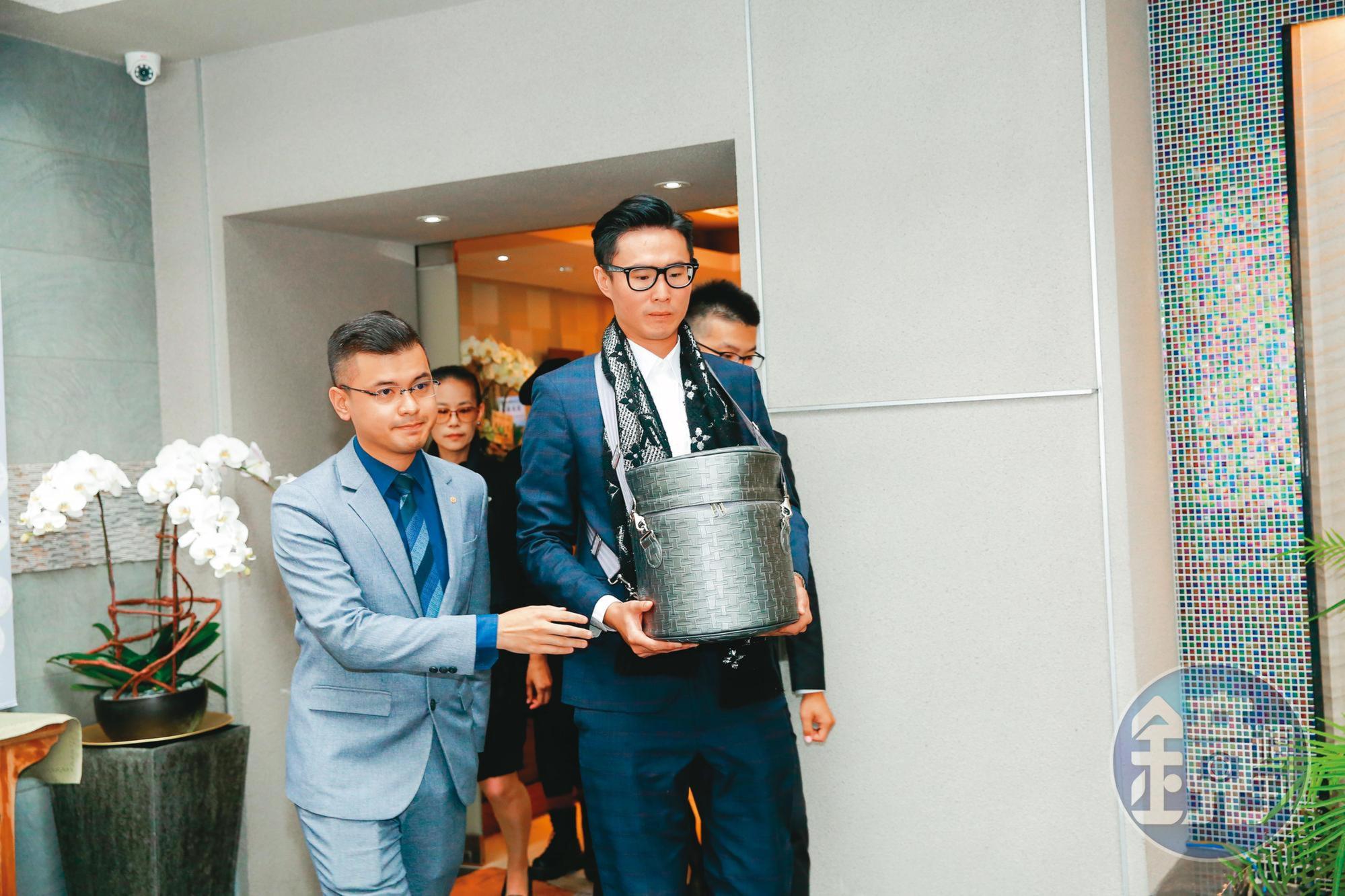 傅達仁在瑞士執行安樂死後,後續儀式由小冬瓜(左)承辦,陪著他的兒子傅俊豪(右)移靈。