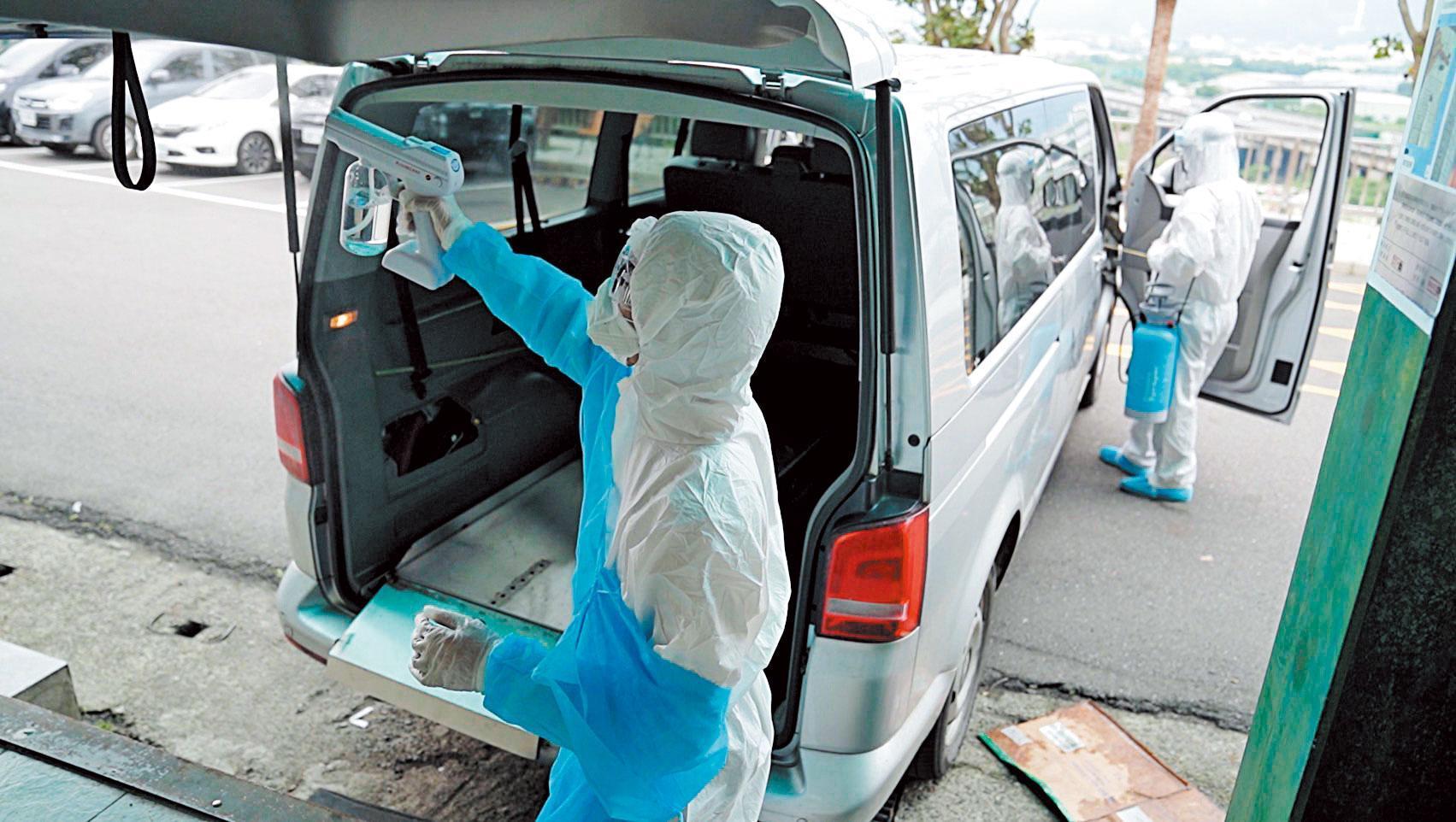 搬運、運送亡者的過程,每個步驟結束都會反覆消毒,車子也必須進行清消。(小冬瓜提供)