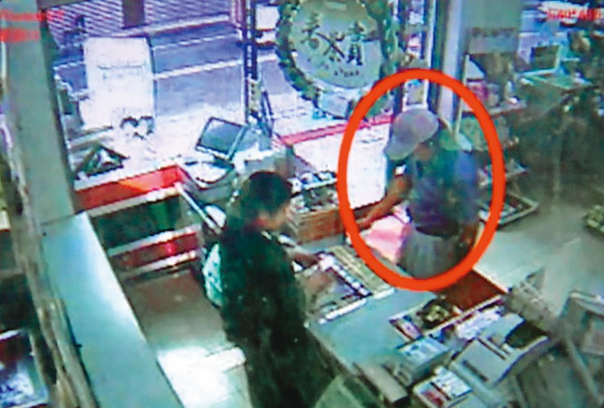 警方調閱黃家周遭店家監視器,發現戴帽子的林男涉有重嫌。(翻攝畫面)