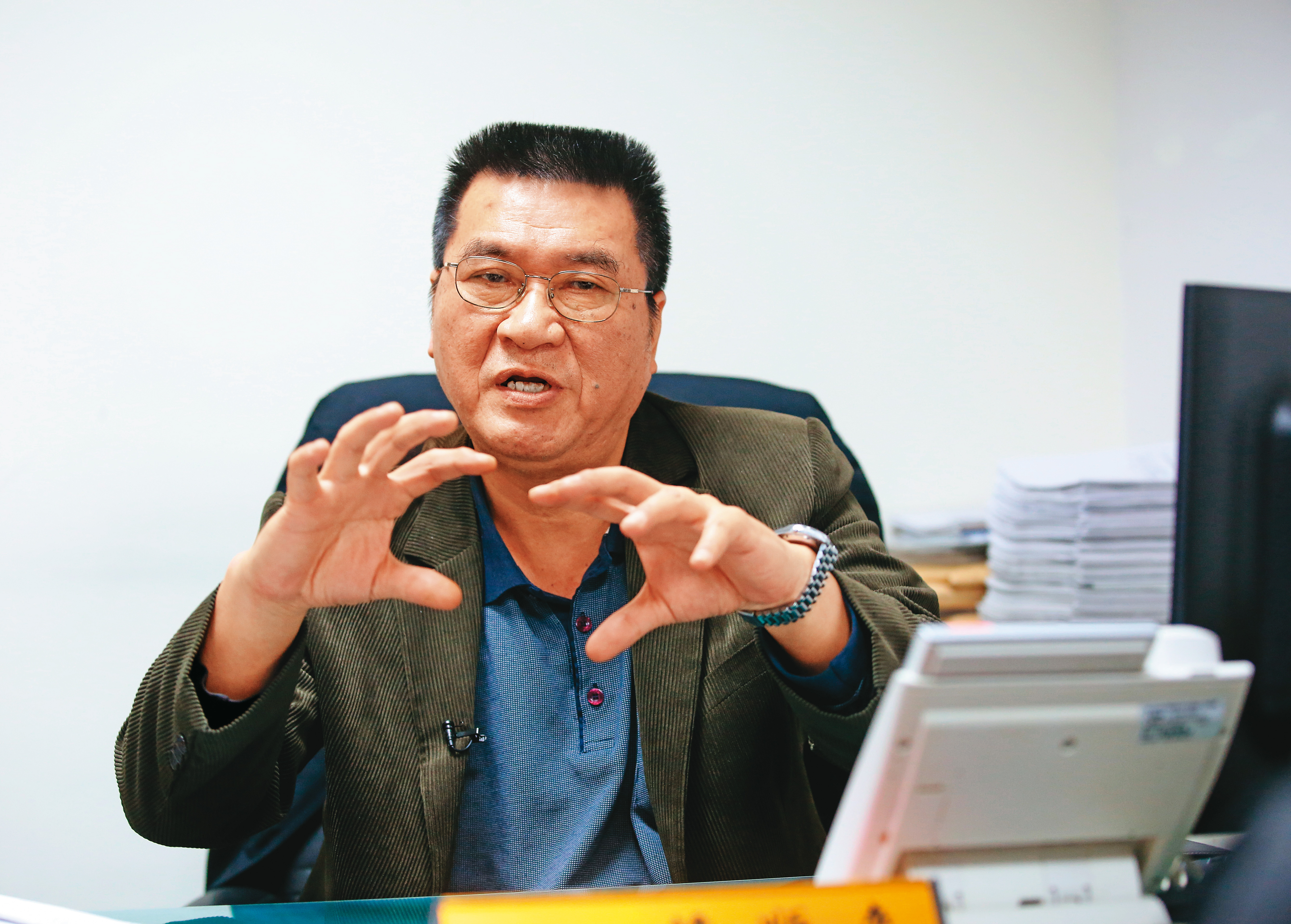 賴順來認為，張男身為執法人員卻知法犯法，罪有應得。