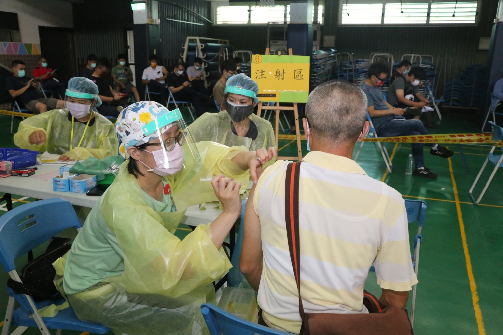 五個先啟用的快打站，先幫一線防疫人員施打，預計5千劑明天施打完。（台中市府提供）
